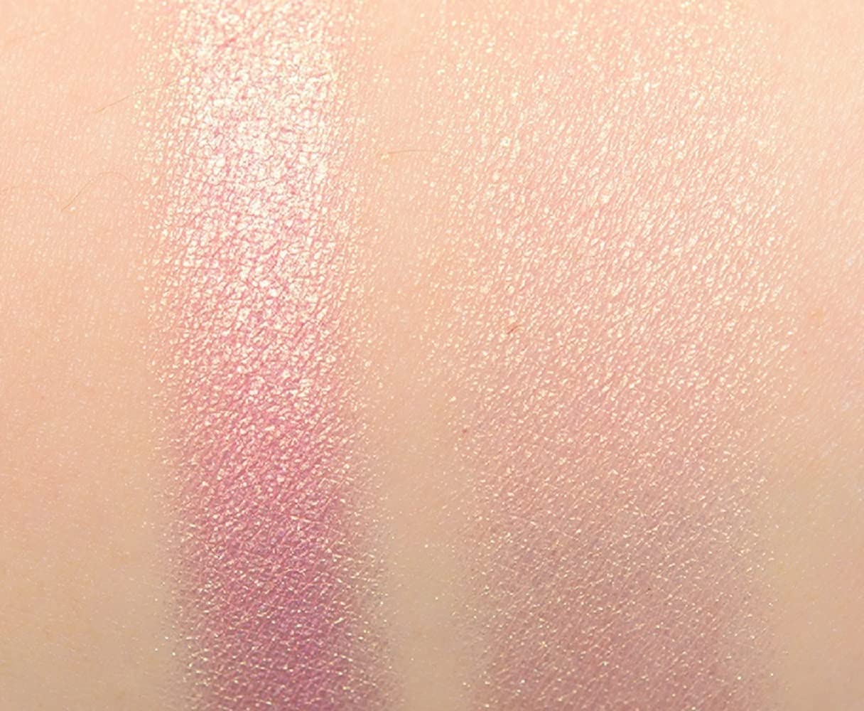 Benefit Tickle pinceau polyvalent ou doigt pour fondre la couleur.