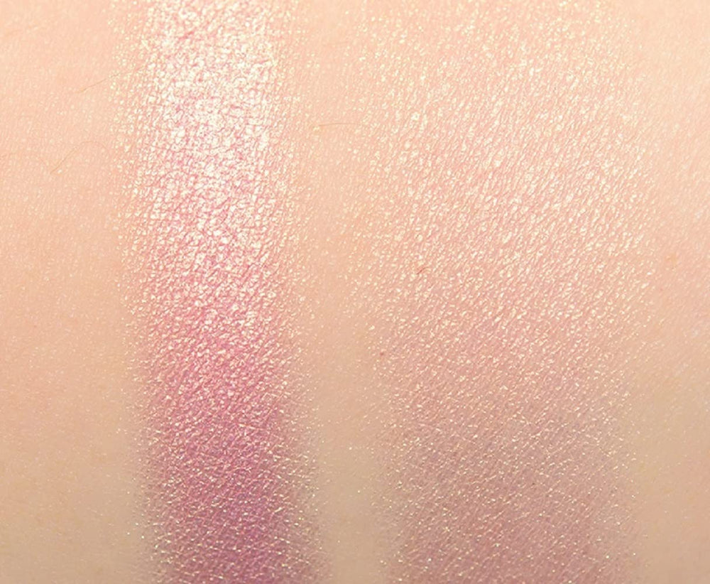 Benefit Tickle pinceau polyvalent ou doigt pour fondre la couleur.