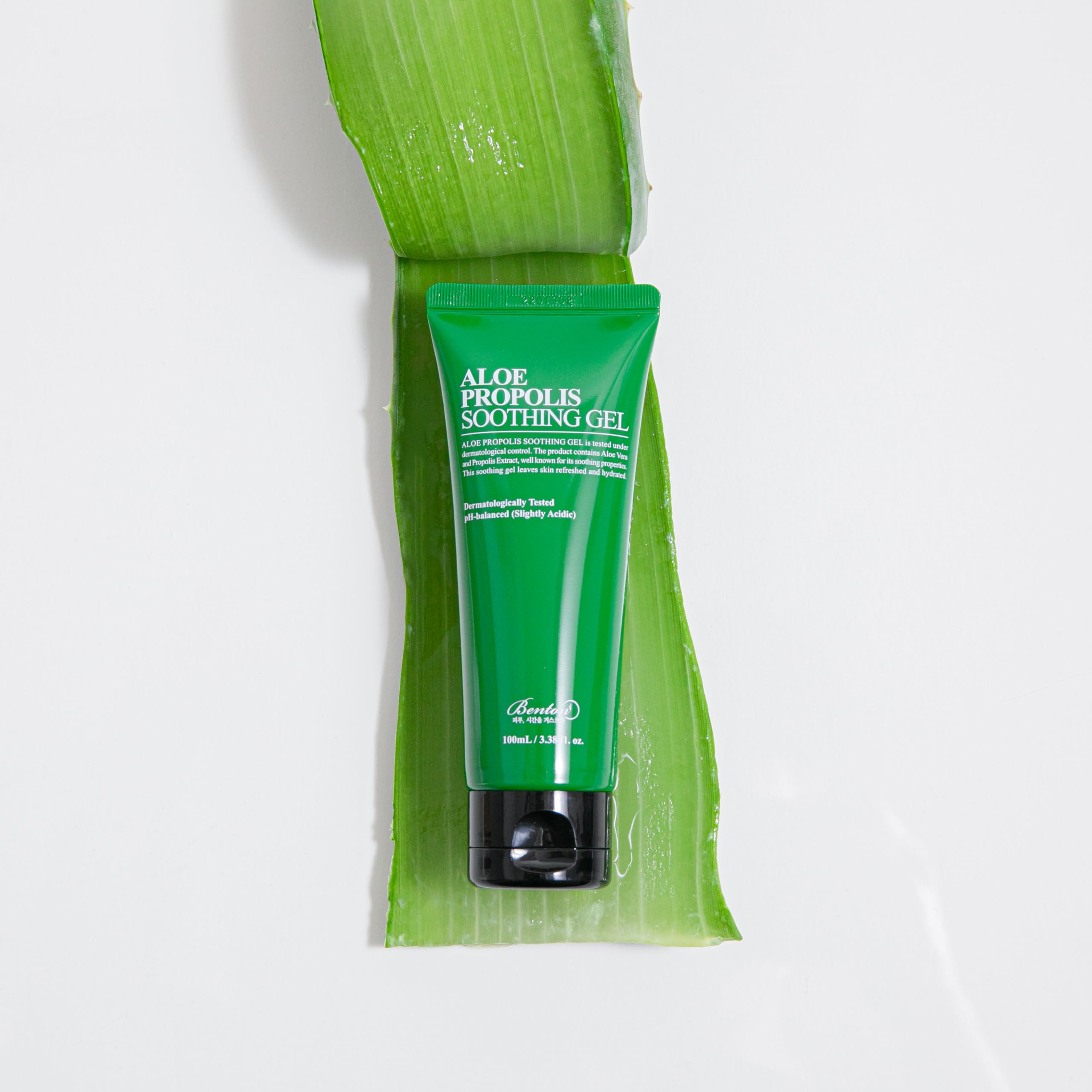 Format voyage pratique de 100 ml pour soins après-soleil.