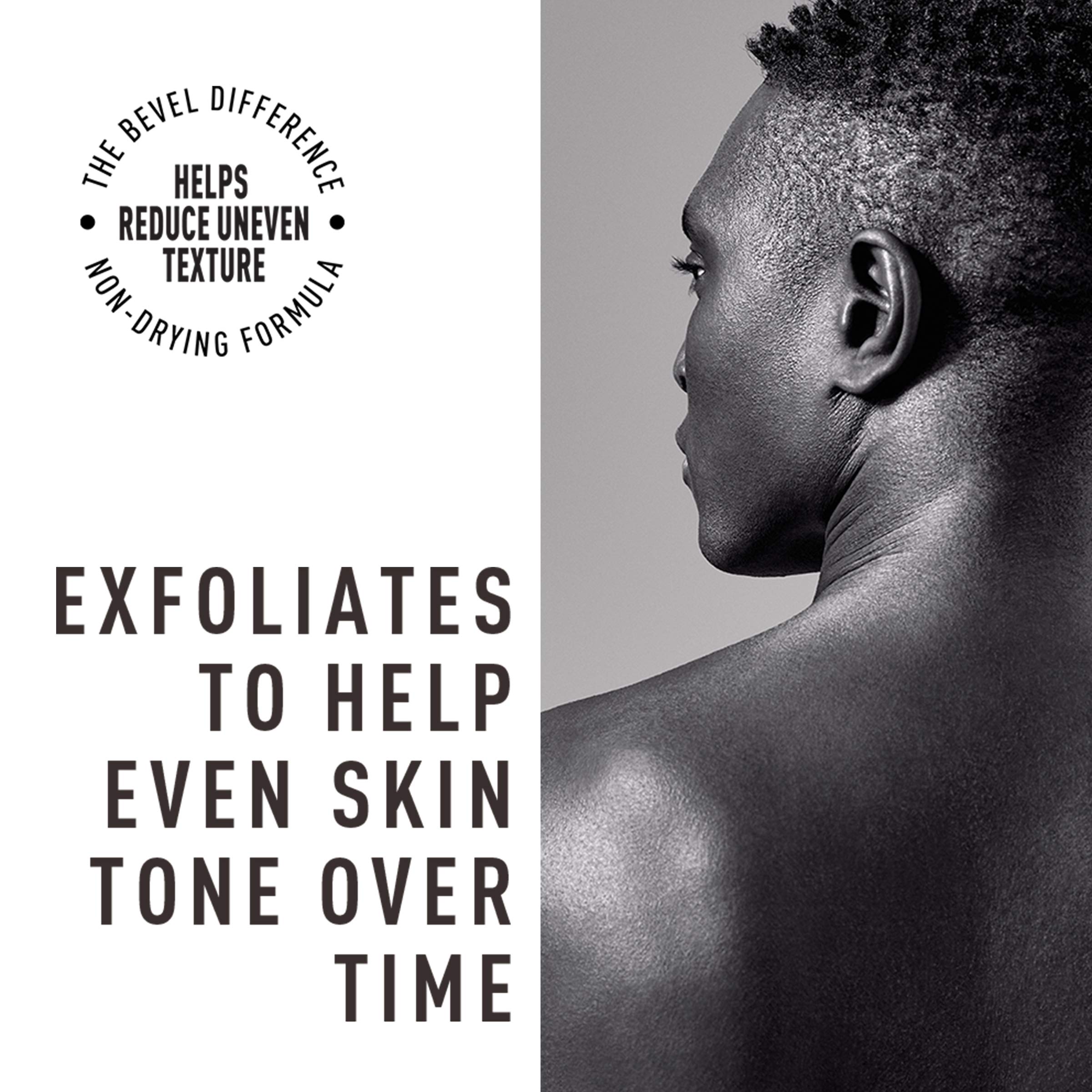Bevel Exfoliant douche, texture charbon visible, apporte une sensation rafraîchissante et purifiante.