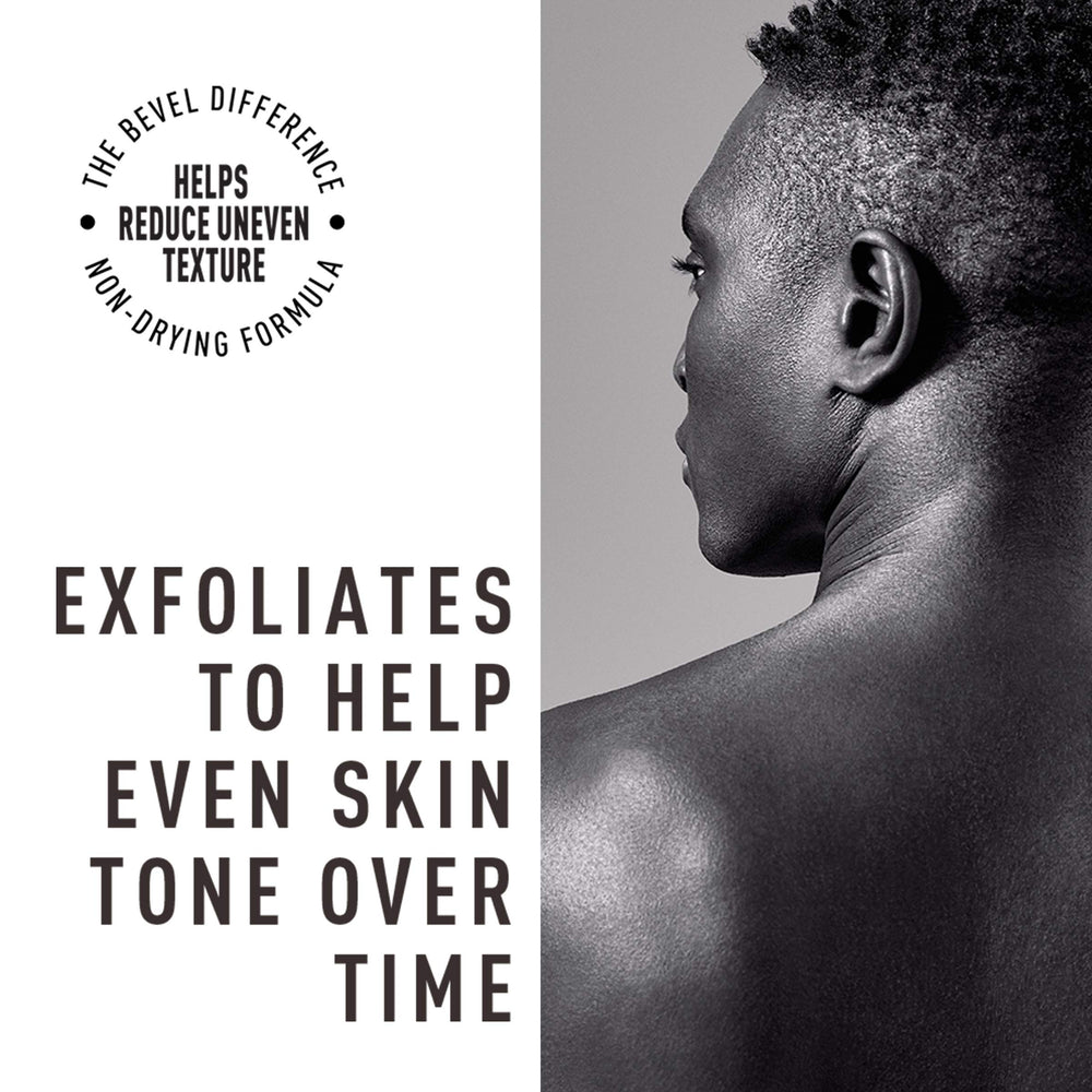 Bevel Exfoliant douche, texture charbon visible, apporte une sensation rafraîchissante et purifiante.