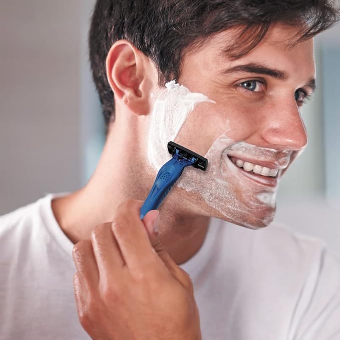 BIC Comfort 3 Advance - bandeau lubrifiant Aloe Vera et vitamine E pour une douceur accrue.