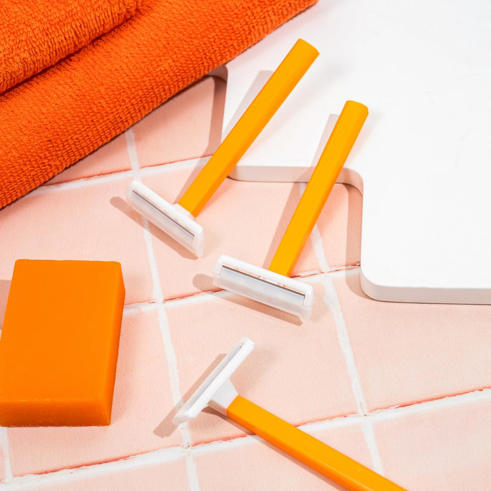 Confort prolongé grâce au manche léger du rasoir BIC Sensitive.