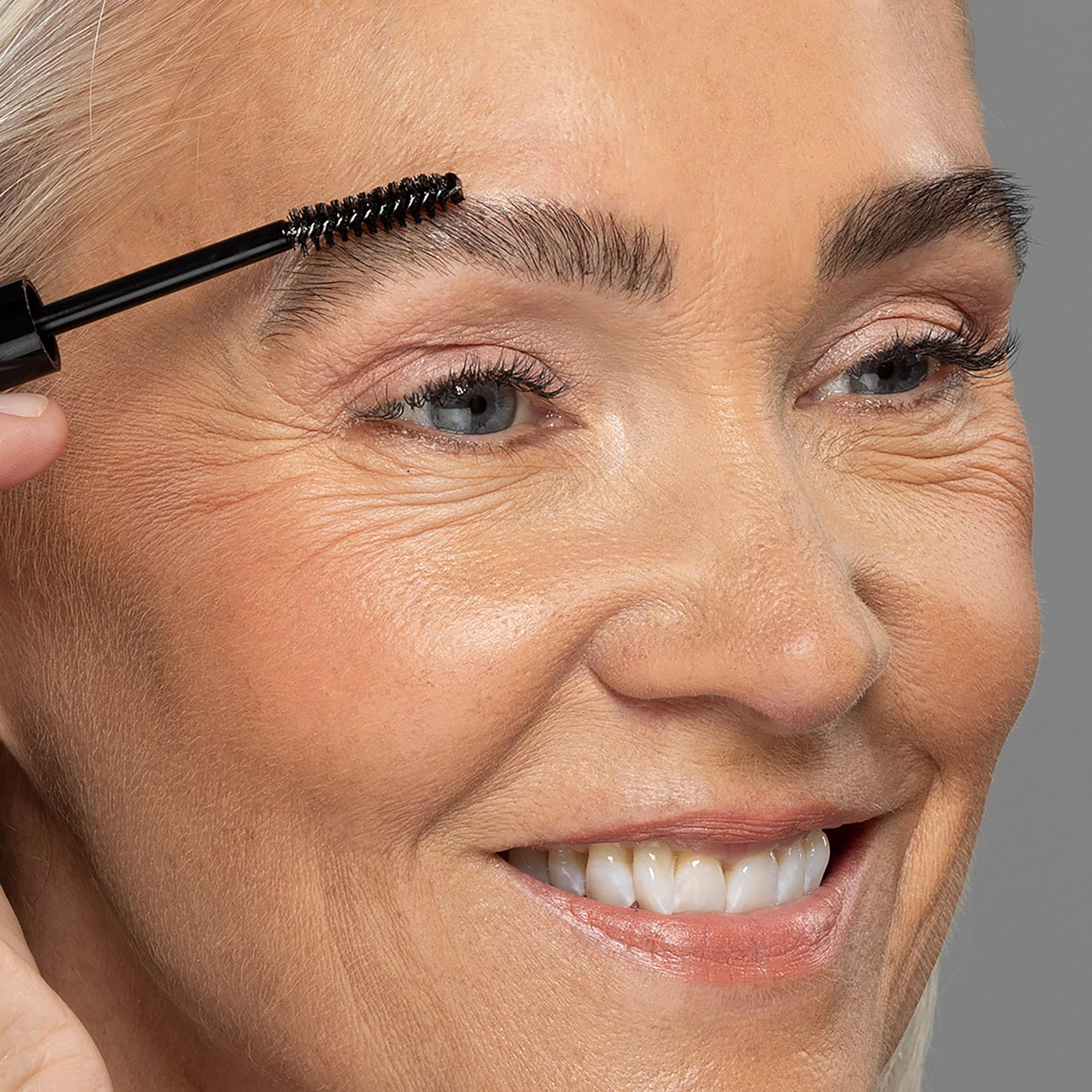 Application rapide du gel clair bdb sur sourcils pour un look net