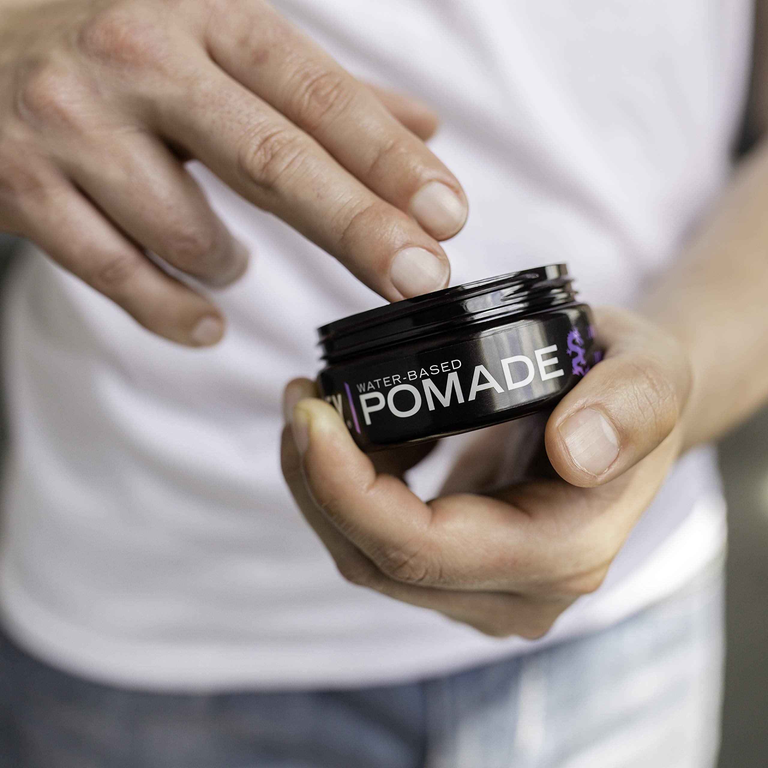 Billy Jealousy Lunatic Fringe Pomade en action sur cheveux épais pour un look modulable.