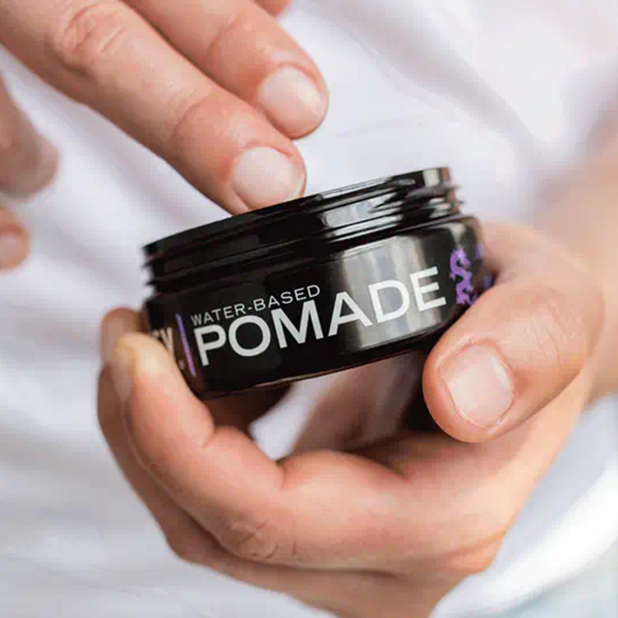 Panthénol et huile d’avocat présents dans Lunatic Fringe Pomade pour nourrir les cheveux.