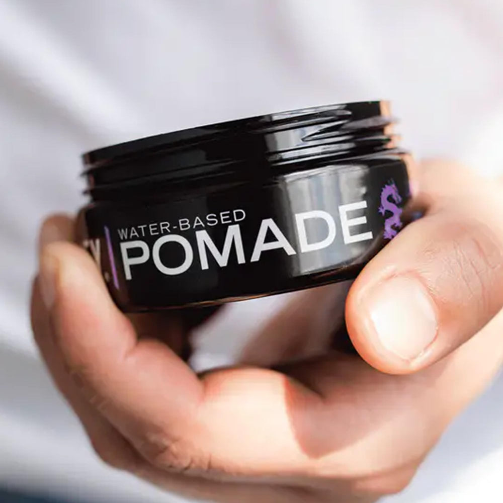 Formule sans sulfates adaptée aux cheveux colorés avec Lunatic Fringe Pomade.