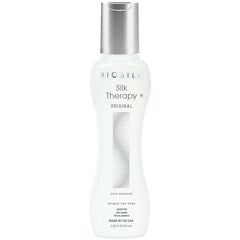 Application du soin Biosilk Silk Therapy sur des cheveux soyeux et nourris.