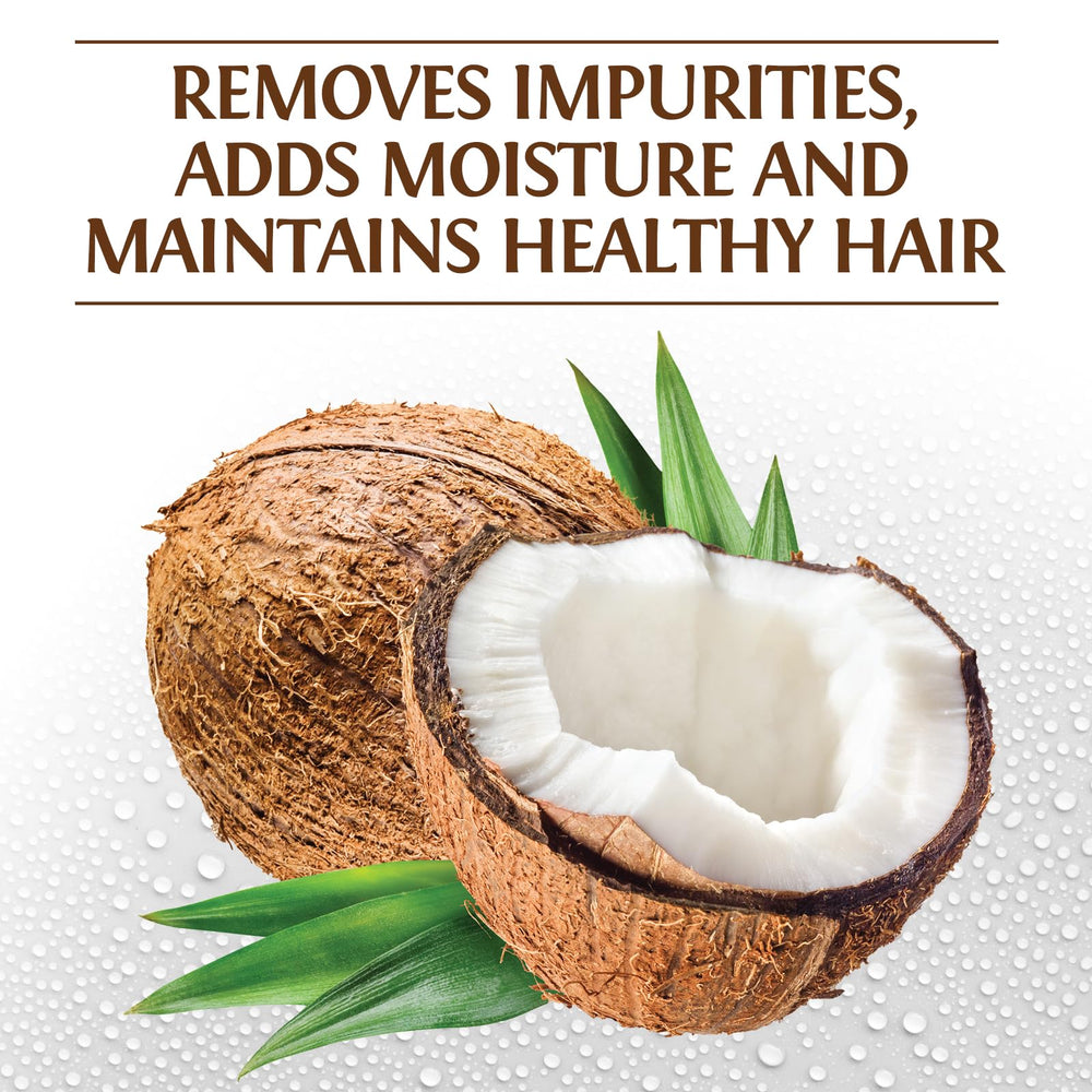 Application mains massez le shampoing pour nourrir les cheveux