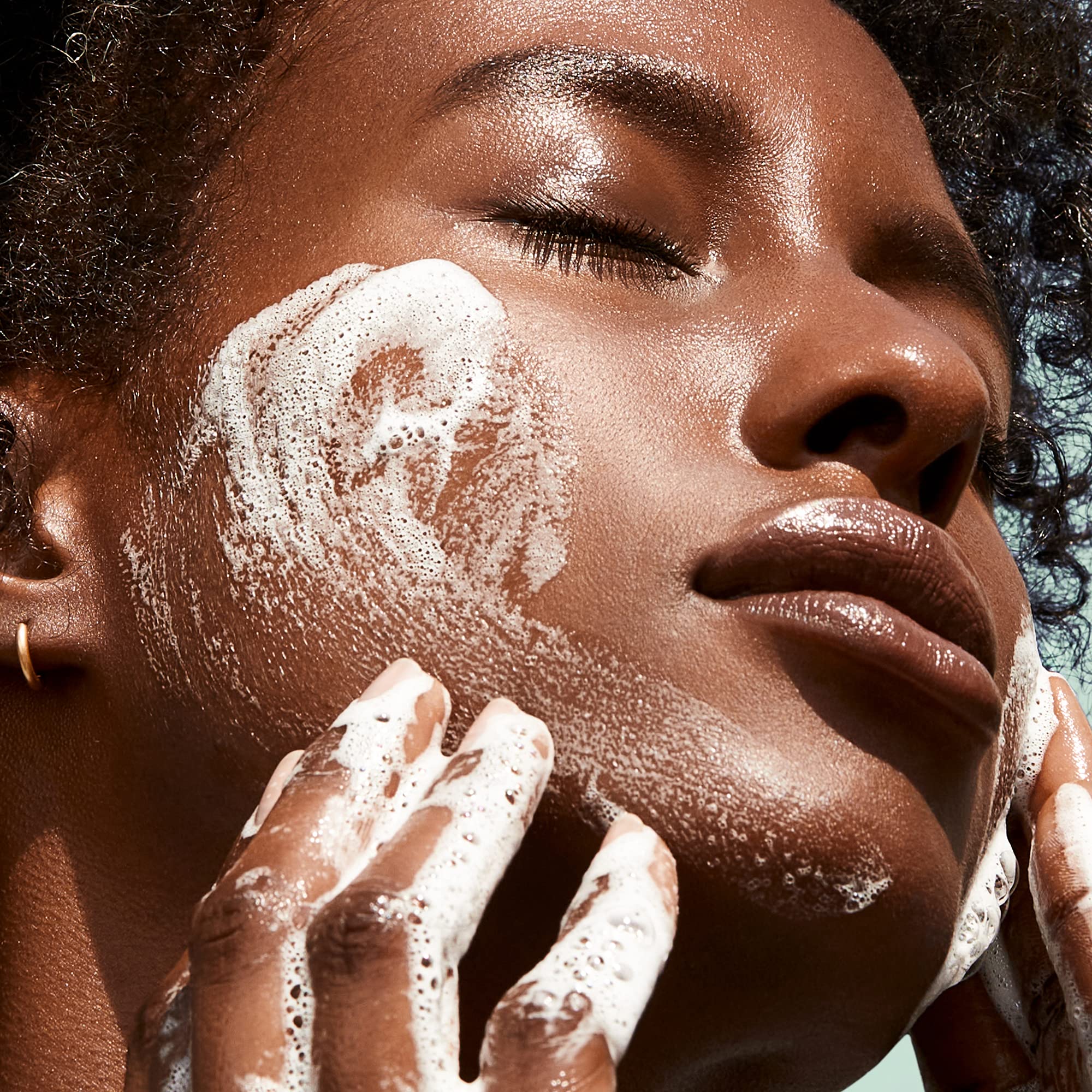 BIOSSANCE Squalane + Amino Aloe – routine facile: mousse, massage 30 secondes, rinçage clair.