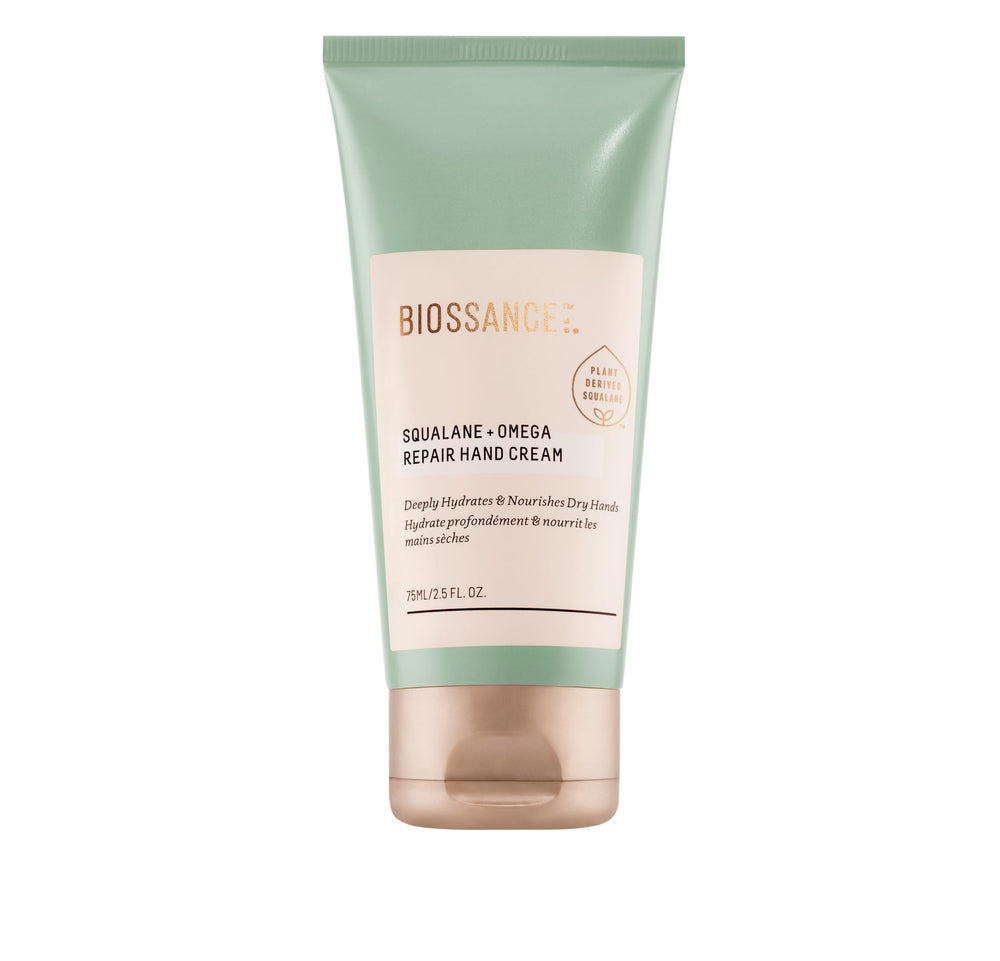 BIOSSANCE Squalane Omega Repair – emballage mains, hydratation pratique en déplacement.