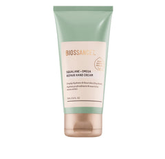 BIOSSANCE Squalane Omega Repair – emballage mains, hydratation pratique en déplacement.
