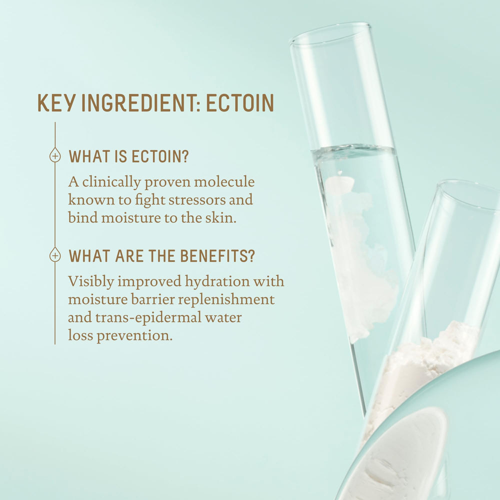 Hydratation durable Biossance Squalane Zinc prolonge le maquillage.