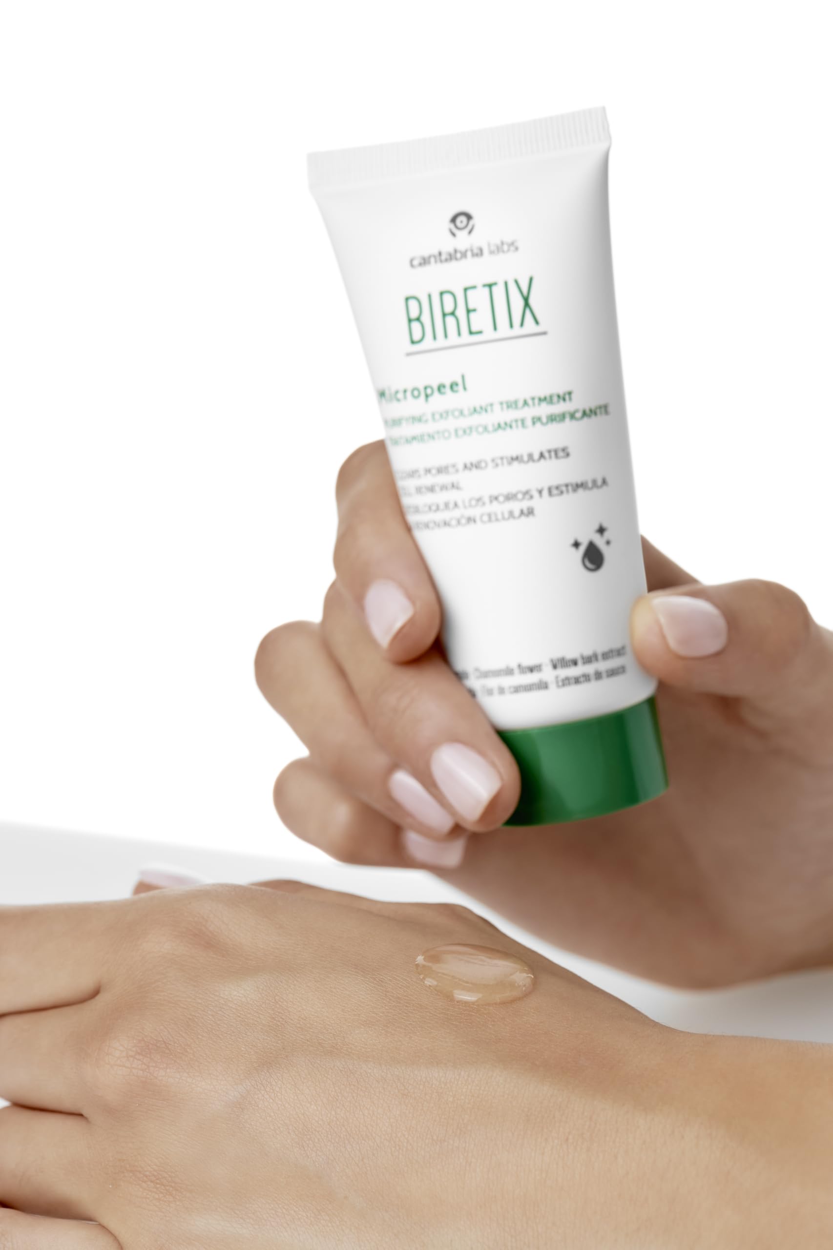Biretix Micropeel dans la routine quotidienne prête dans la salle de bain.