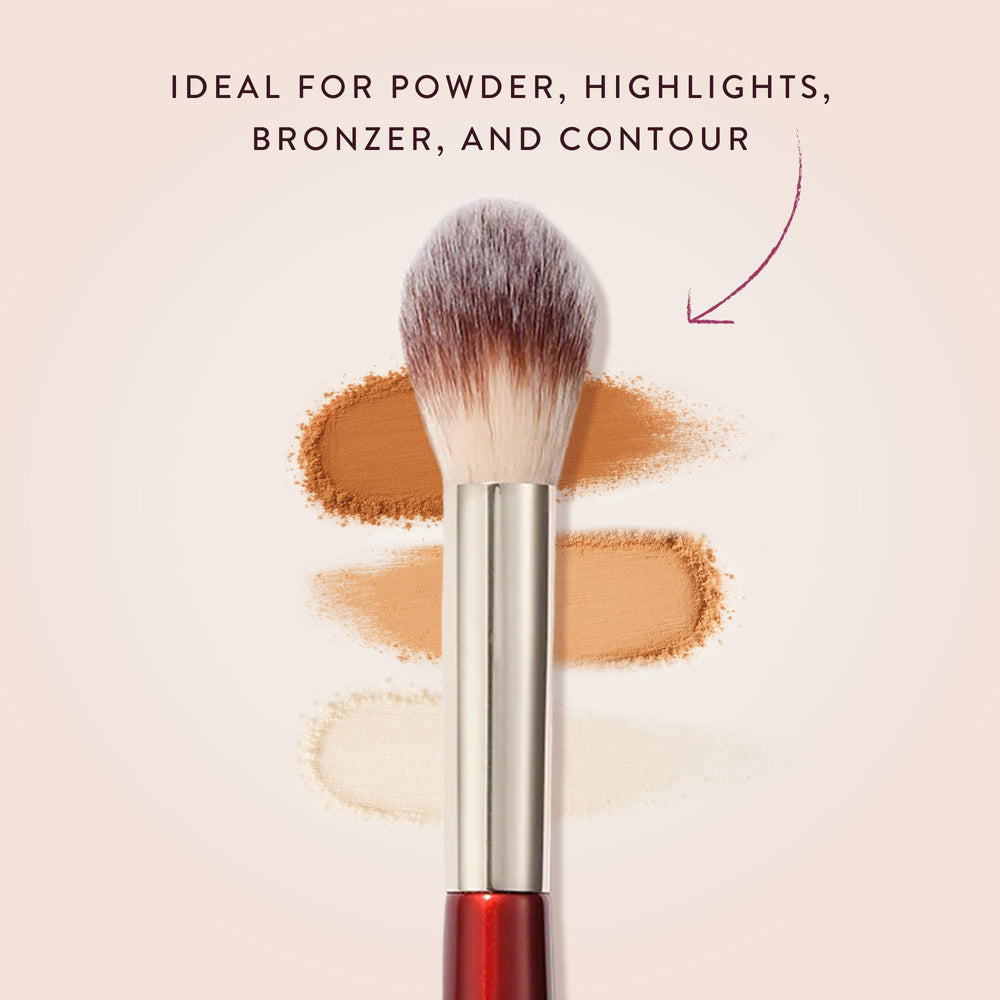BK Beauty 108 pinceau poudre éclat pommettes – met en lumière les pommettes.