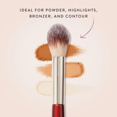 BK Beauty 108 pinceau poudre éclat pommettes – met en lumière les pommettes.