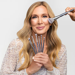 Pinceau anglé BK Beauty Angie A507 pour bronzer sans démarcations.