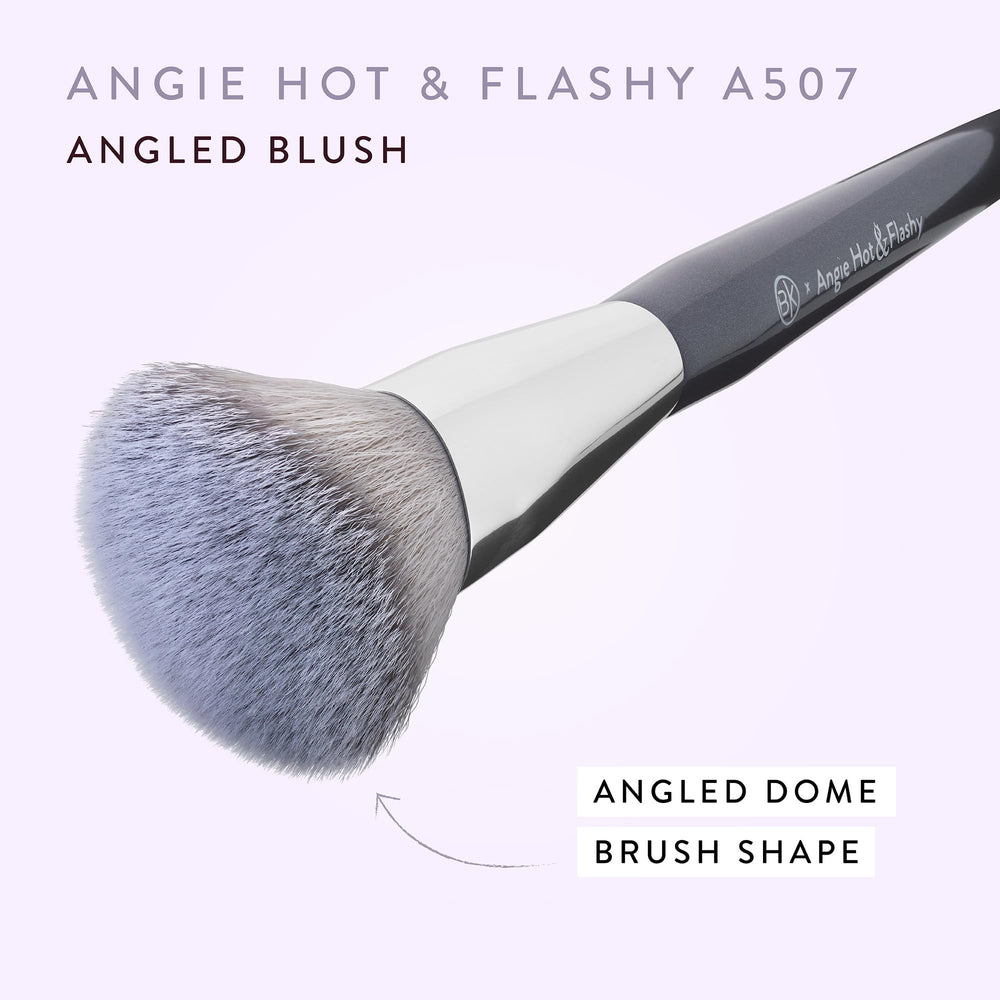 Pinceau anglé BK Beauty Angie A507 pour contouring doux et précis.