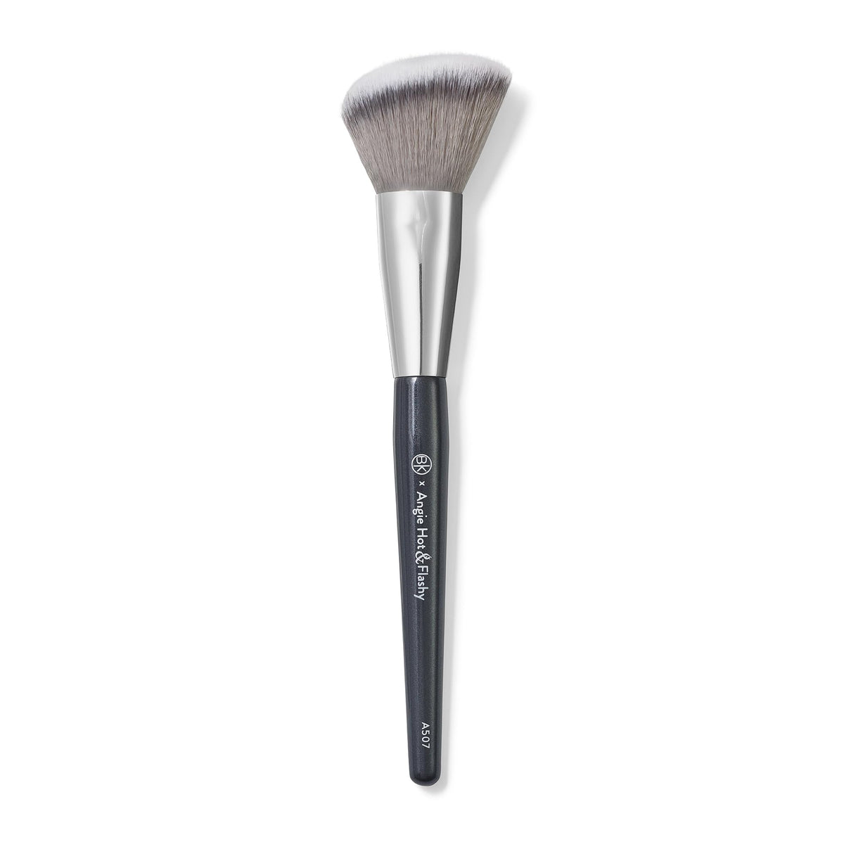 Pinceau anglé BK Beauty Angie A507 pour définir les pommettes avec précision et naturel.