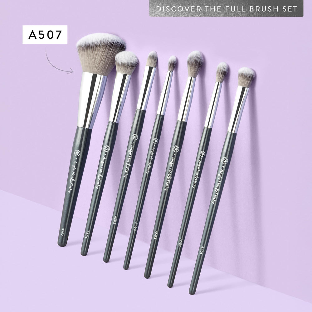 Pinceau anglé BK Beauty Angie A507 pour sensation velours et douceur sur la peau.