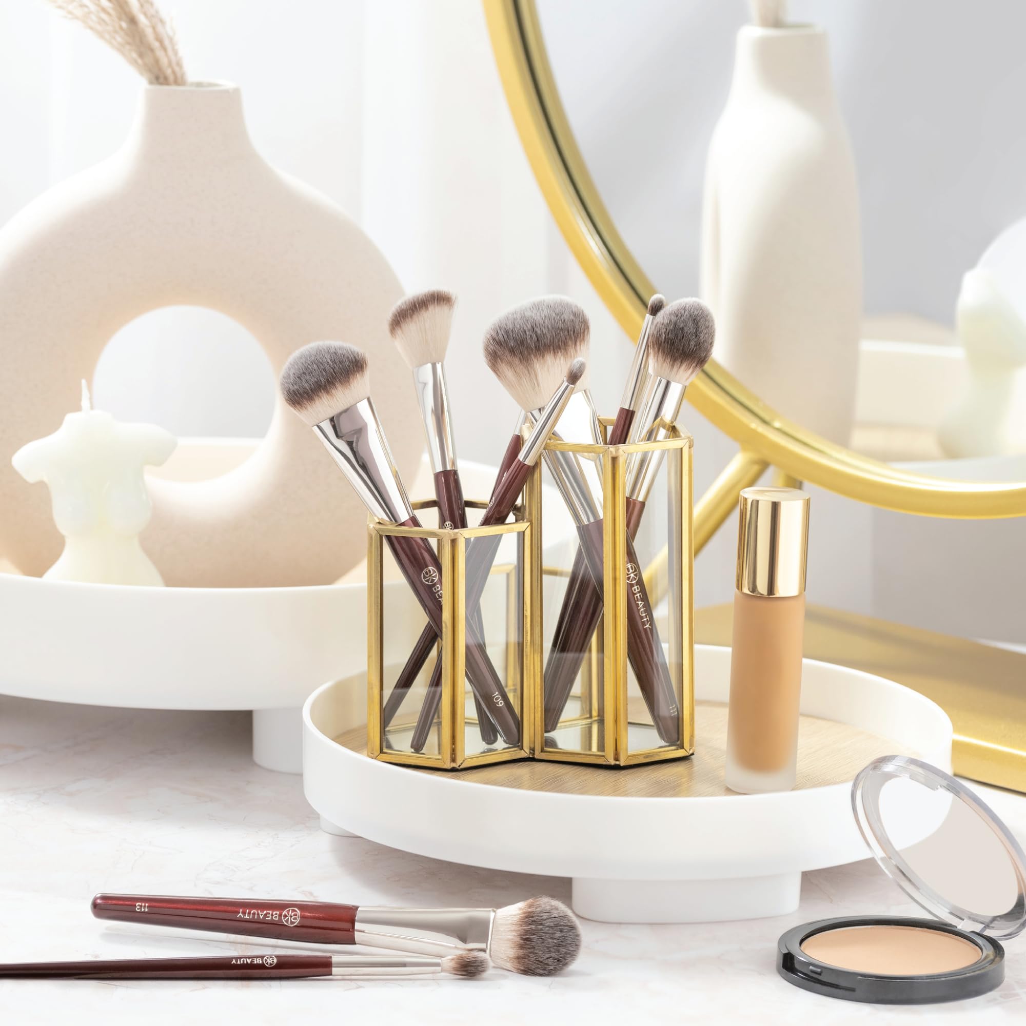 BK Beauty pinceau poudre plat petit, fixation légère et uniforme.