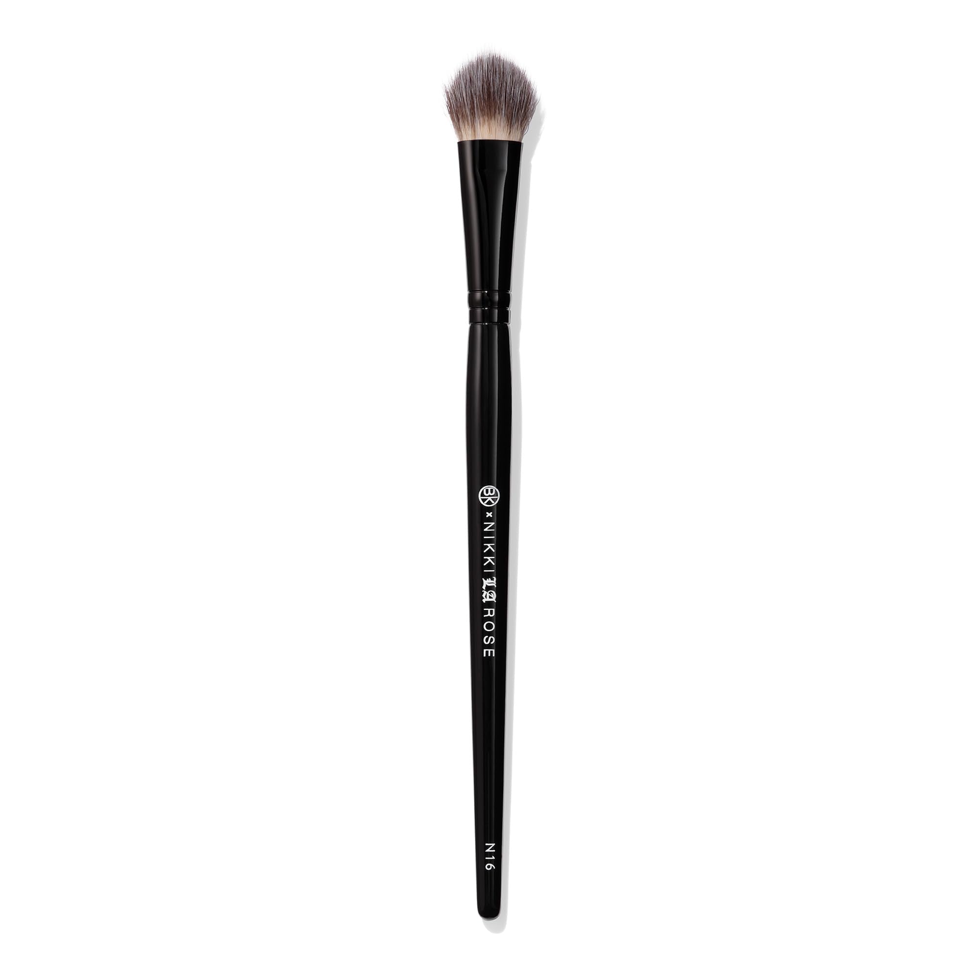 BK Beauty Nikki la Rose N16, pinceau triangle pour application précise du correcteur.