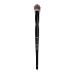 BK Beauty Nikki la Rose N16, pinceau triangle pour application précise du correcteur.