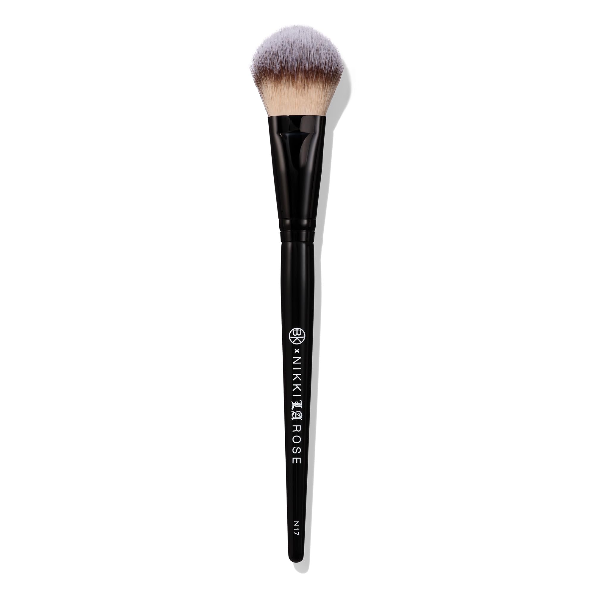 BK BEAUTY Nikki La Rose N17 pinceau double-face pour fond de teint.