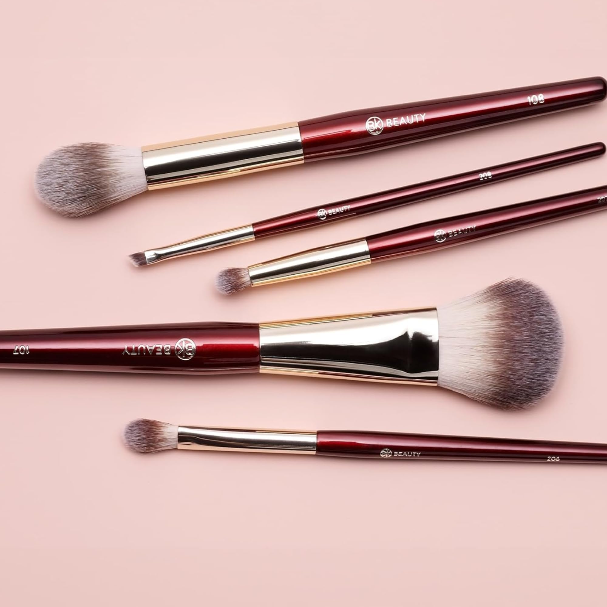 Pinceau BK Beauty defineur-crayon 207, tracé net au coin des yeux.