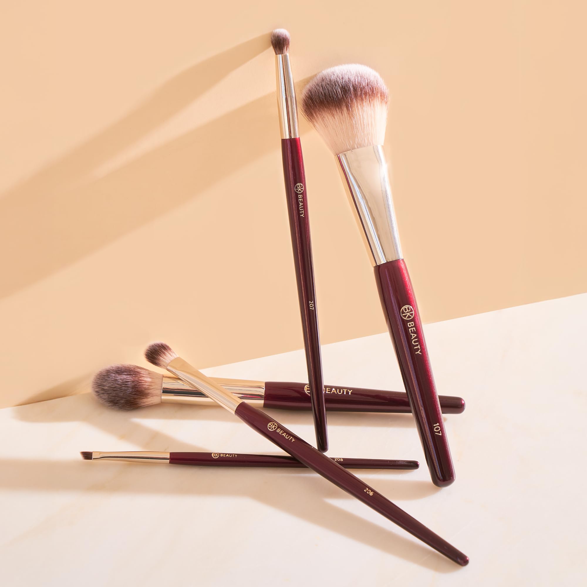 Kit pinceaux BK Beauty 5 pièces, sensation luxueuse et légère.