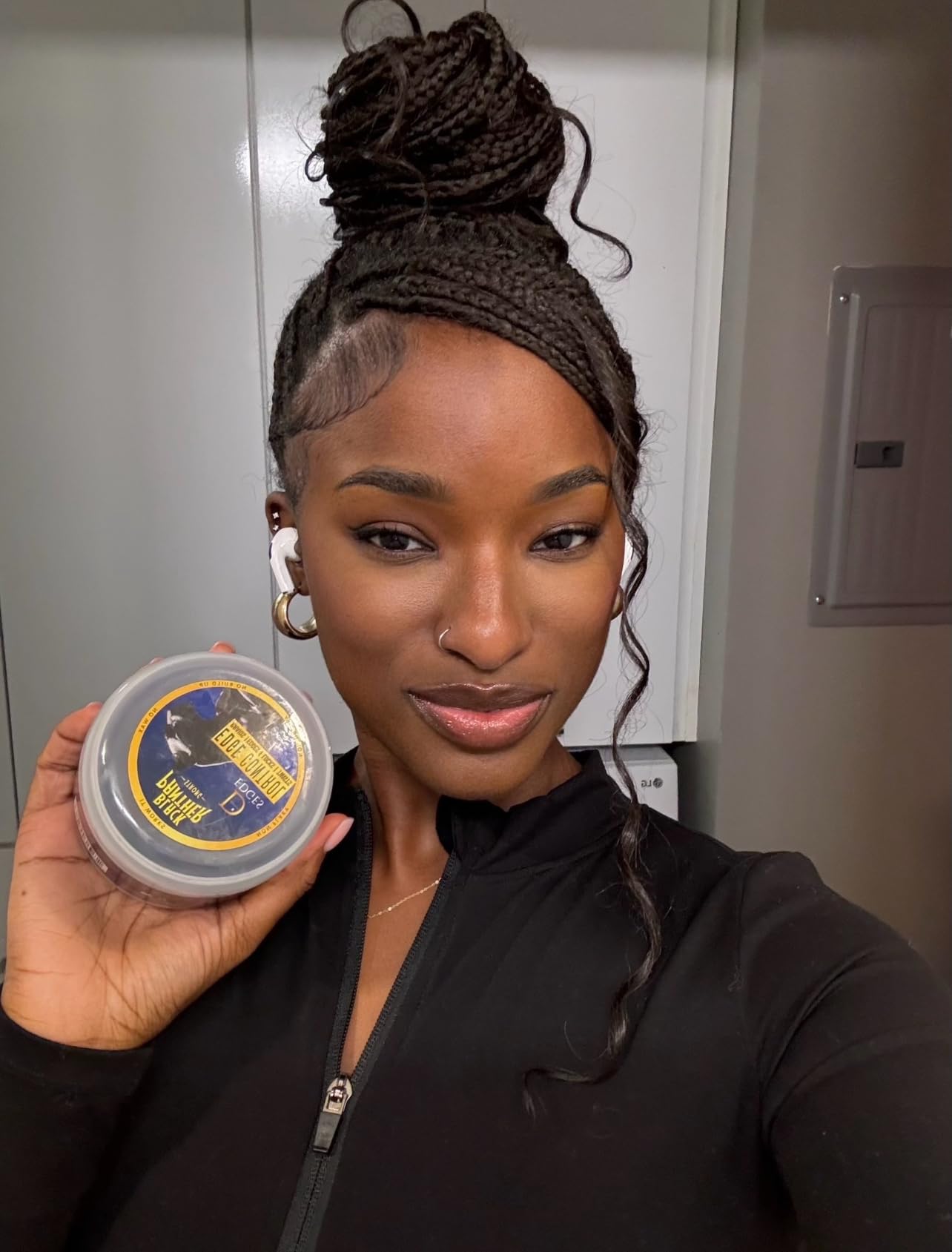 Sans flocage et maintien longue durée avec BLACK PANTHER STRONG DIAMOND EDGES.