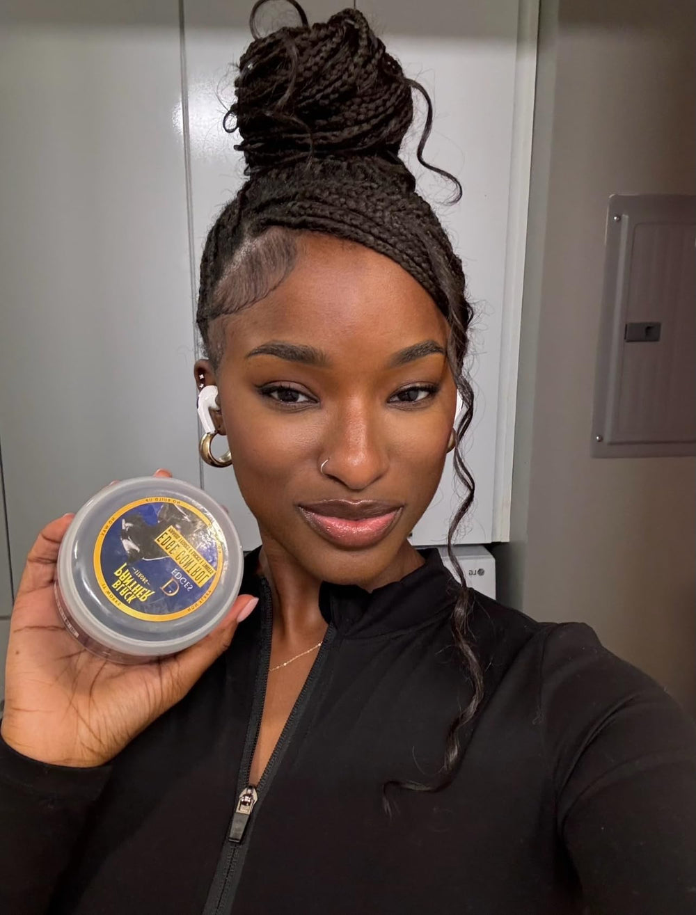 Sans flocage et maintien longue durée avec BLACK PANTHER STRONG DIAMOND EDGES.