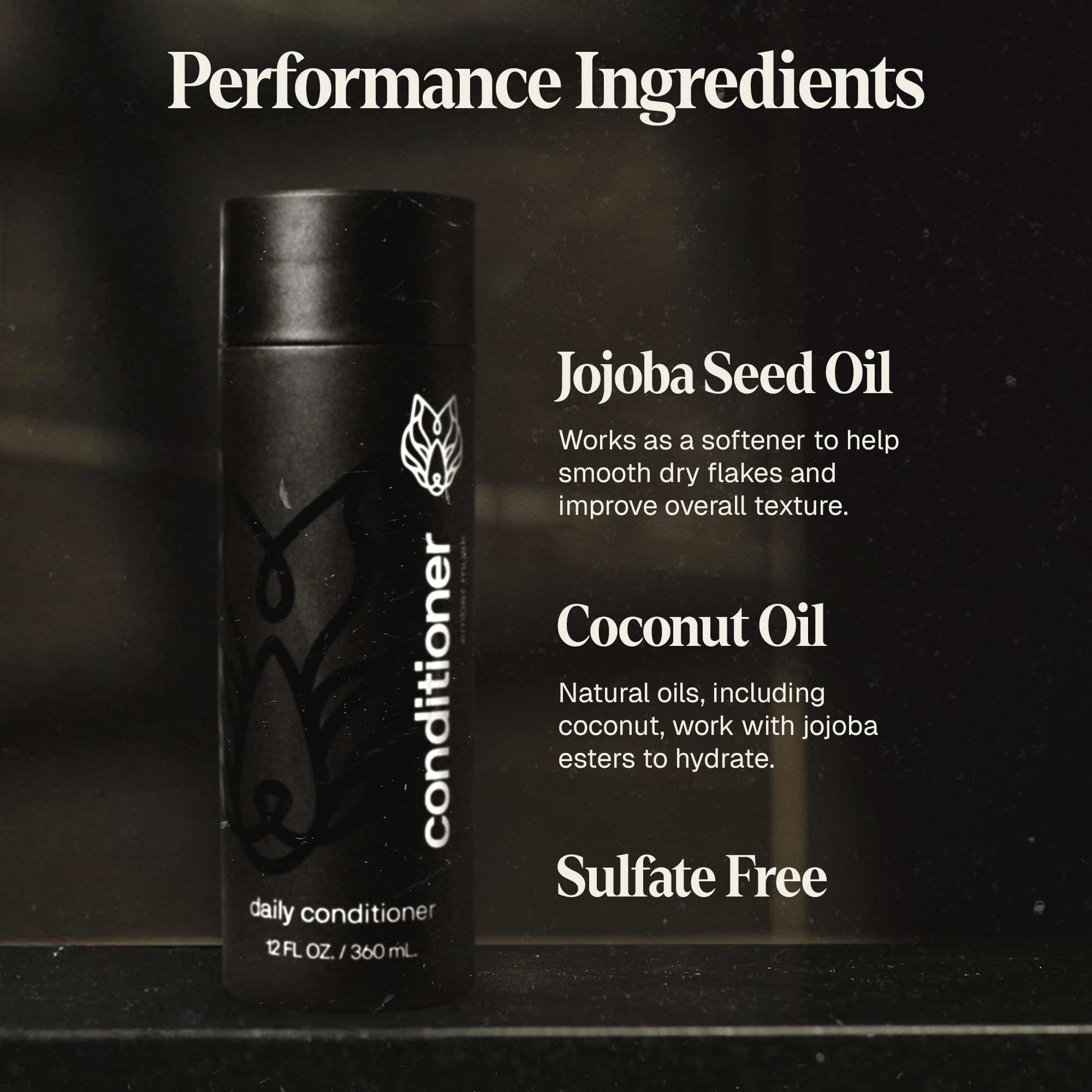 Main appliquant le conditionneur Black Wolf sur les longueurs des cheveux.