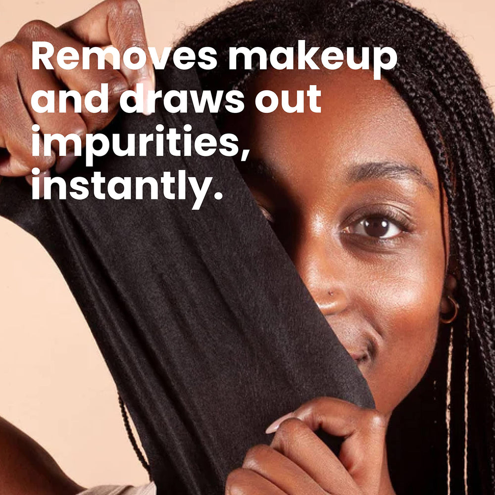 BLAQ Lingettes Charbon Actif – côté lisse pour démaquillage rapide.