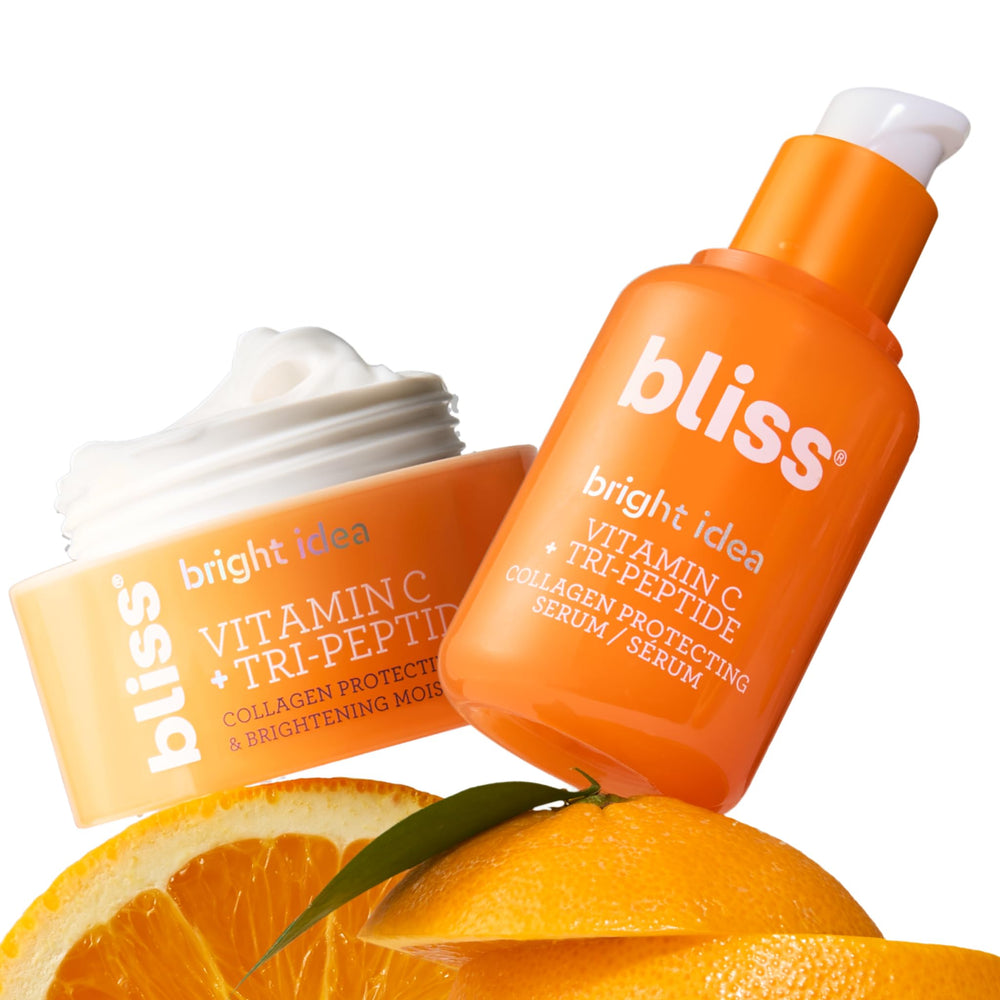 Emballage Bliss blanc avec logo, esthétique épurée pour une routine chic.