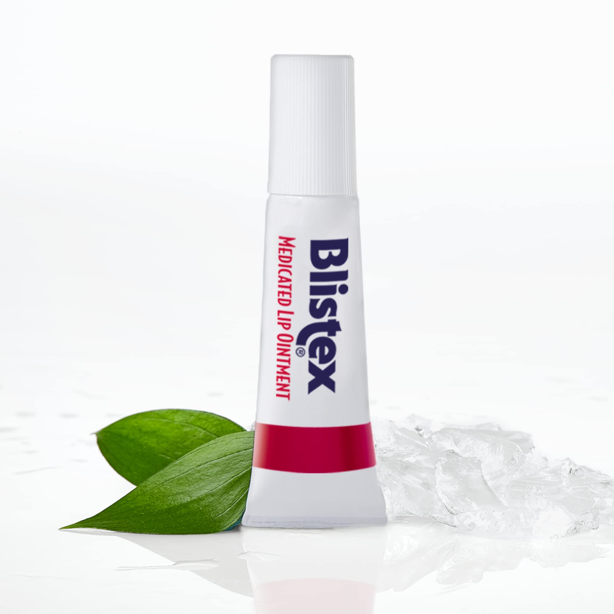 Application douce sur les lèvres pour hydratation ciblée.
