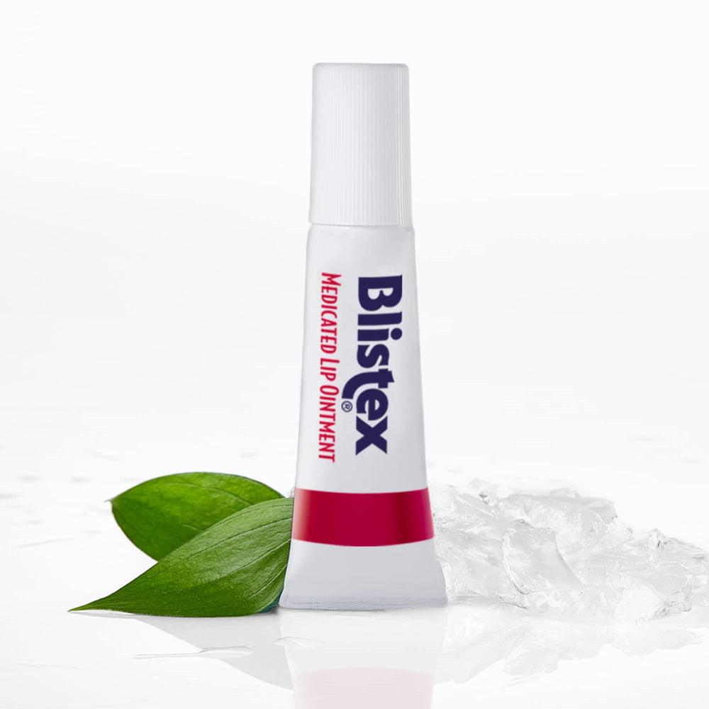 Application douce sur les lèvres pour hydratation ciblée.