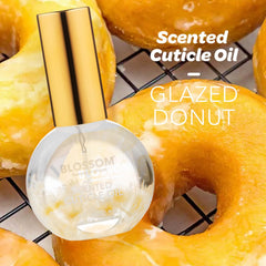 Application rapide de Blossom Cuticle Oil pour nourrir les cuticules sèches.