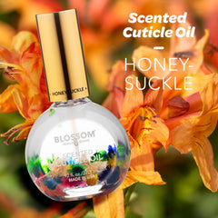 Application douce de l'huile Blossom sur cuticules sèches.