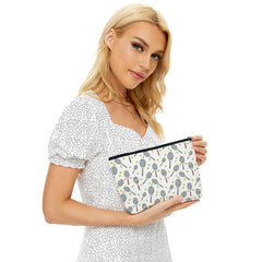 Fermeture noire avec tirette argentée, pochette Blue Leaves élégante et sûre.