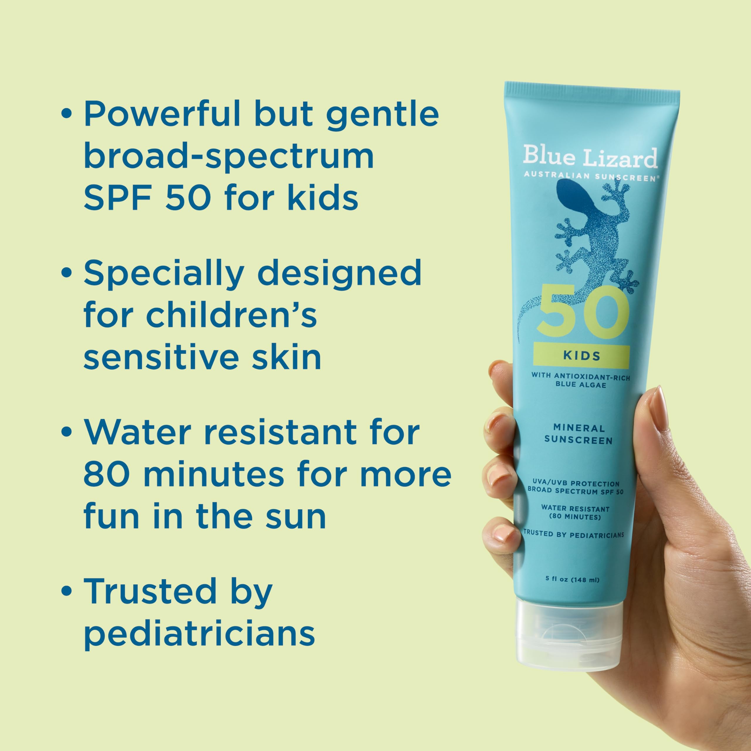 Enfant appliquant Blue Lizard Kids SPF50 minéral sur la peau