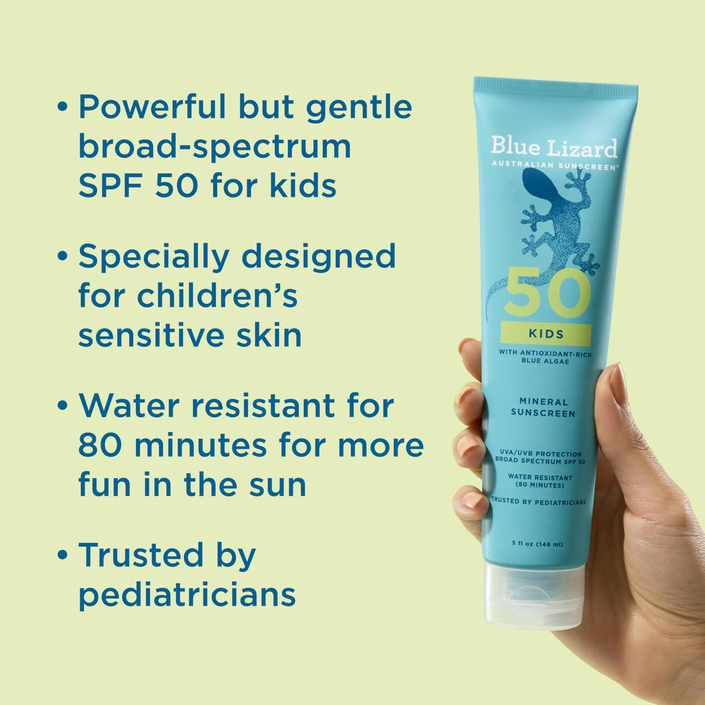 Enfant appliquant Blue Lizard Kids SPF50 minéral sur la peau