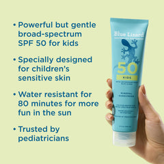 Enfant appliquant Blue Lizard Kids SPF50 minéral sur la peau