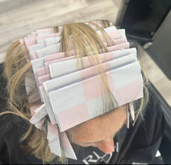 Blush Essentials – motif carreaux rose, accessoire élégant pour coloration.