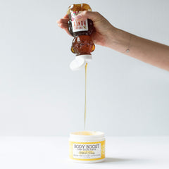 Body Boost gommage sucre lait miel, application main; prête à hydrater la peau.