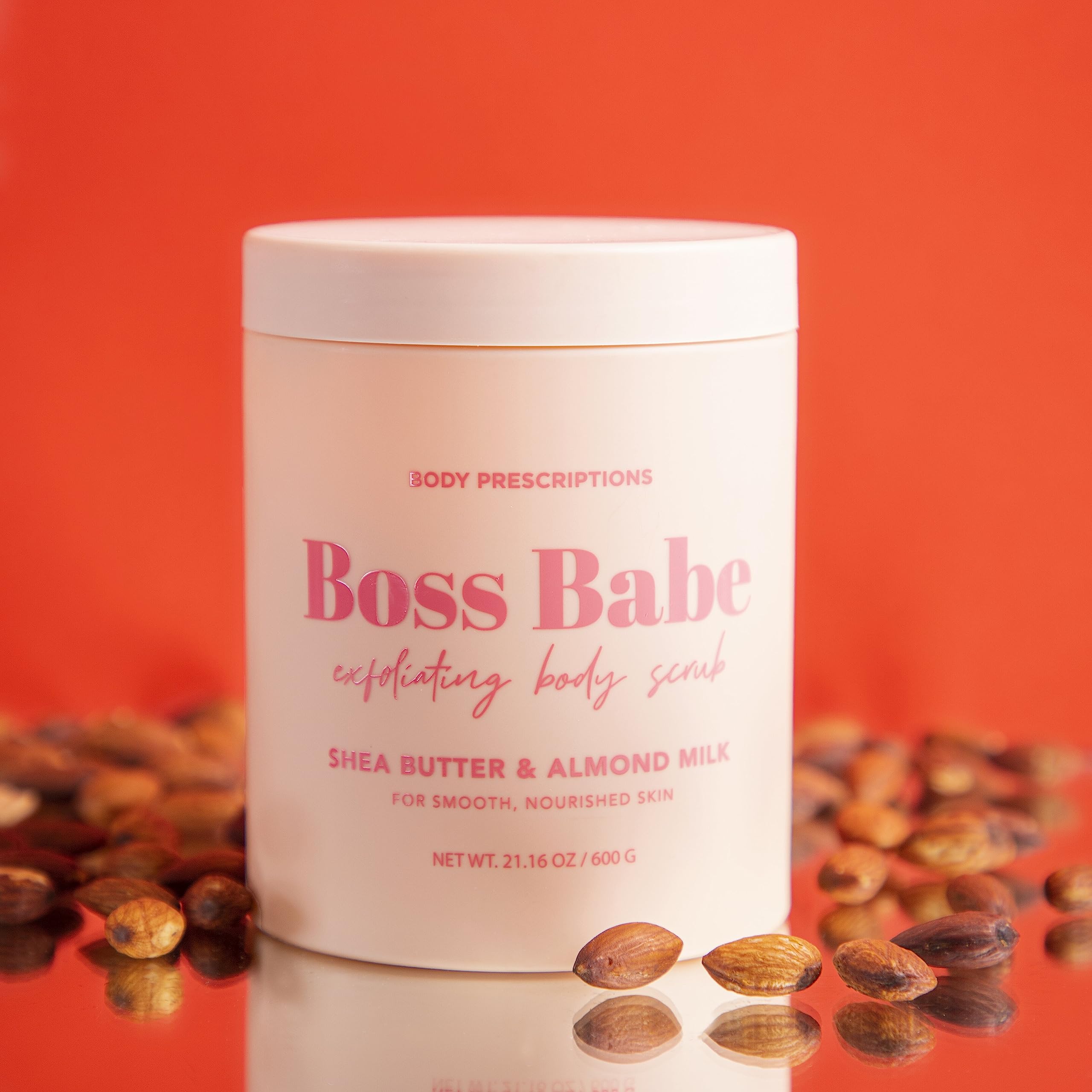 Application en mouvements circulaires du gommage Body Prescriptions sur la peau.