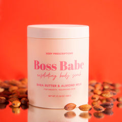 Application en mouvements circulaires du gommage Body Prescriptions sur la peau.
