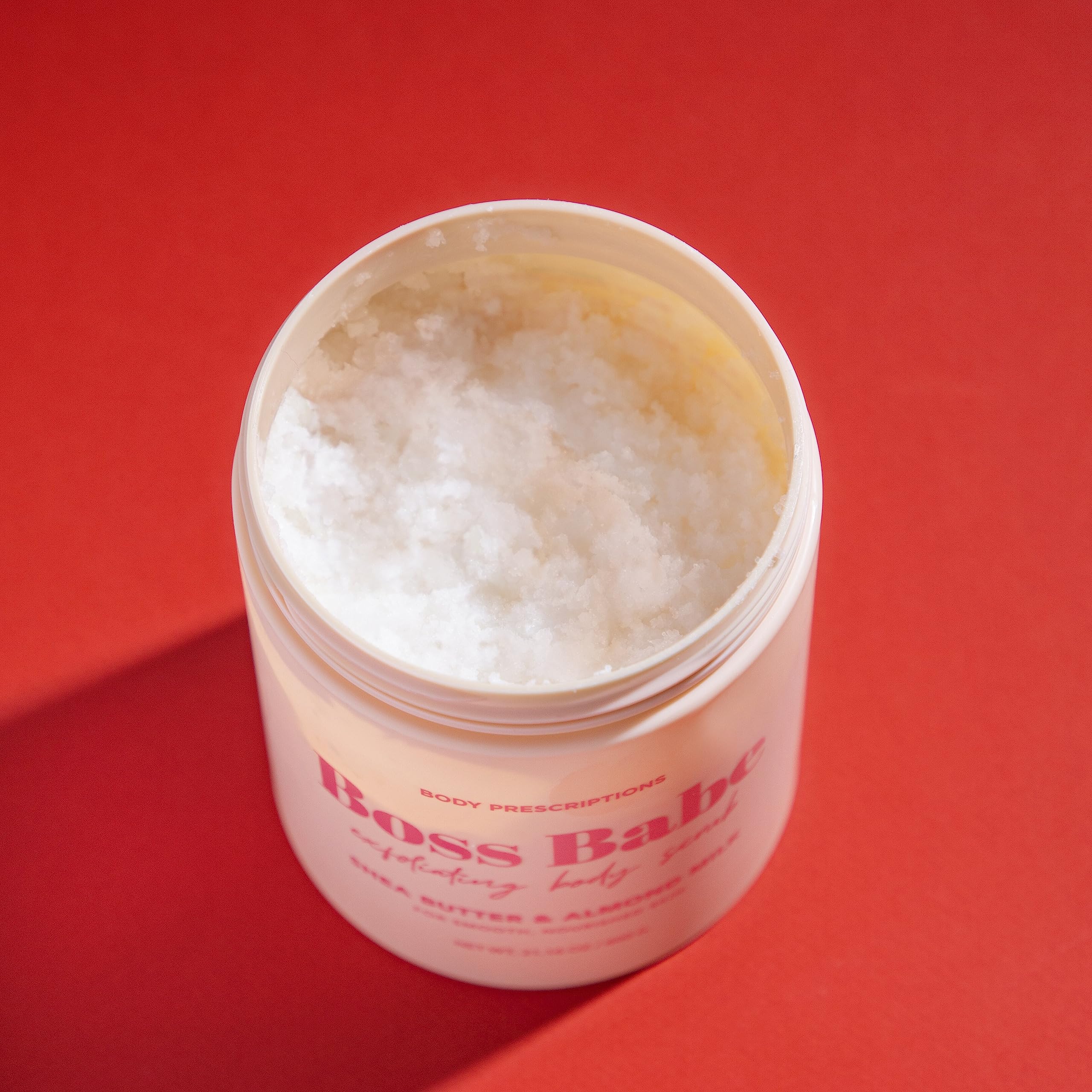 Gros plan sur les granulats exfoliants doux du gommage Body Prescriptions.