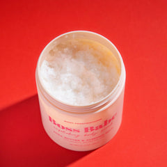 Gros plan sur les granulats exfoliants doux du gommage Body Prescriptions.