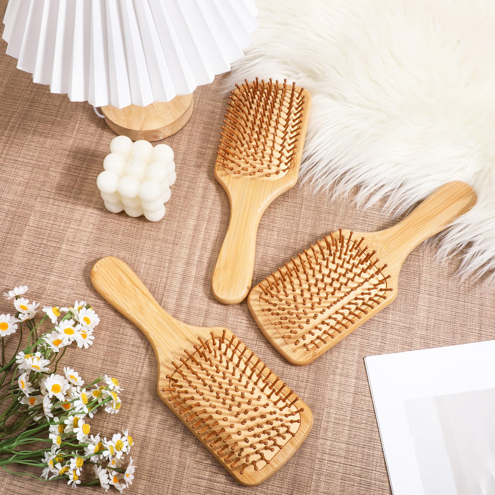 BOHUIZ brosse-cheveux-bambou portable se glisse dans le sac.